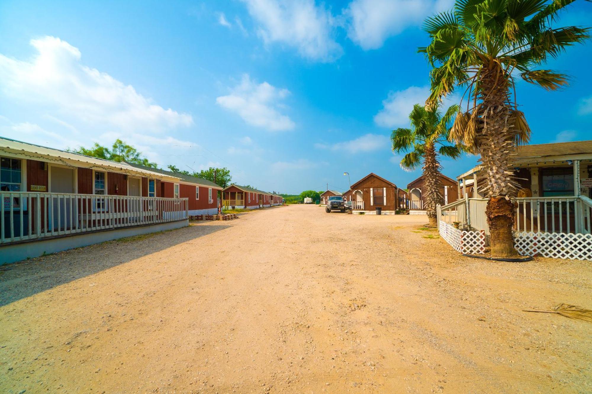 Grand Eagle Ford Lodge & Rv Park Tilden Luaran gambar