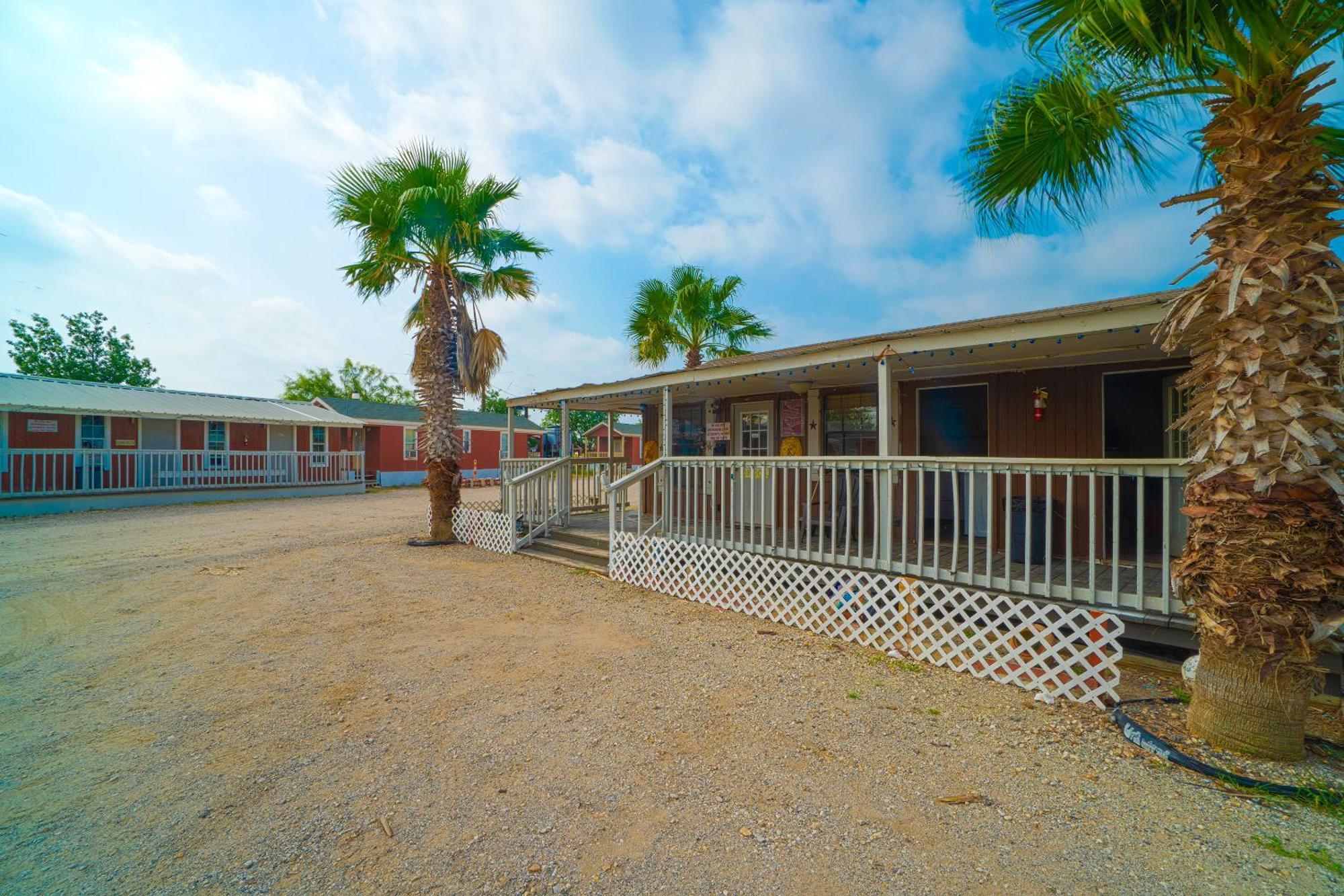 Grand Eagle Ford Lodge & Rv Park Tilden Luaran gambar
